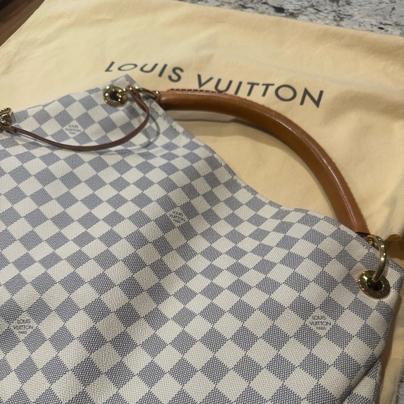 Louis Vuitton Artsy MM bag. Barely used!! - Picture 16 of 17